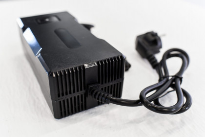 YZPower зарядное устройство  LiFePO4 АКБ: 14.6V 10A 4s